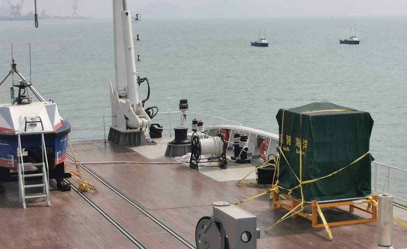 国家基金委重大科研仪器项目专家组考察“珠海云”并观摩无人船集群演示